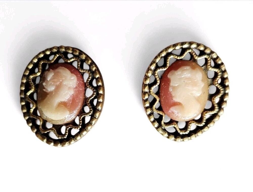 Vintage Mid-Century Yellow Gold Tone Cameo Clip On Earrings Euc